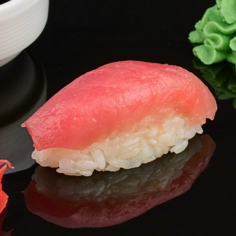 Суши с тунцом